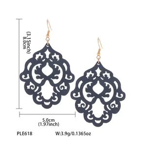 Boucles d'oreilles bohèmes en bois noir avec motif de fenêtre et crochets dorés