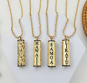 Détail de colliers avec pendentifs dorés gravés Hawaii et Samoa sur chaînes torsadées