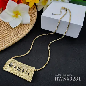 Collier à pendentif barre Hawaii doré avec lettres en émail noir et fleurs gravées