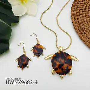 Detail des Schildkröten-Schmucksets mit goldener Kordelkette in 31 plus 3 Zoll Länge
