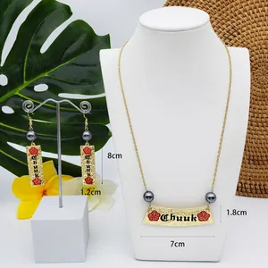 Polynesische Chuuk sieradenset met grijze parels en gouden gegraveerde hangers