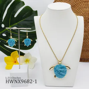Detailansicht von Schildkröten Halskette und Ohrringen mit blauem Marmorgehäuse