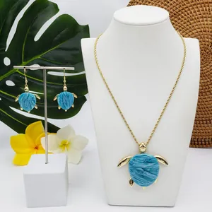 Detaillierte Nahaufnahme der goldenen Schildkröten-Halskette mit blauem Marmor-Resin-Dekor