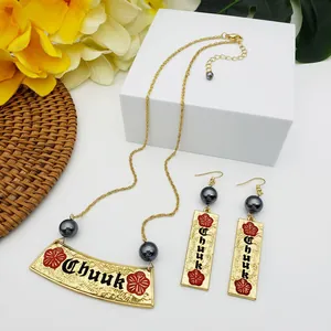 Polynesische Chuuk sieradenset met gouden rechthoekige hangers en hibiscusbloemen