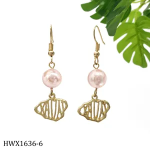 Detailansicht eines goldenen hohlen geometrischen Ohrrings mit einer rosa Perle