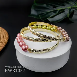 Set di tre bracciali in rame inciso con perle naturali in stile hawaiano retrò