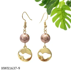 Detailansicht goldener Ohrringe mit hohlem Rundanhänger, roségoldener Perle und Blattdeko