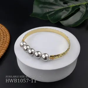 Dettaglio del bracciale in rame inciso con 5 perle grigie e tabella delle taglie