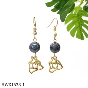 Details von Gold-Ohrhänger mit irisierender Perle und herzförmigem Anhänger