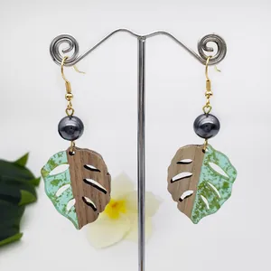 Tropische Monstera Blatt Ohrhänger Holz Harz Spleißung Hawaiianischer Stil Schmuck Mit Grauer Perle Gold Metall Haken Für Damen