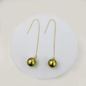 Orecchini a catena lunga in oro con pendenti a perla verde oliva su base bianca