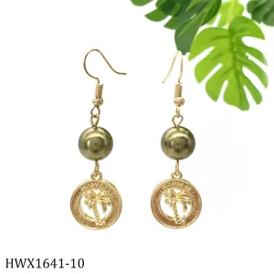 Detail von Goldohrring mit Olivenperle und Palmen-Anhänger mit Hawaii-Prägung