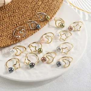 Detailansicht der Stern-Mond-Ringe mit bunten Muschelperlen in Gold und Silber