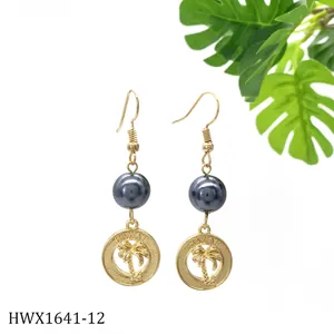Detailansicht goldener Hawaii-Ohrringe mit schwarzer Perle und Kokospalmen-Anhänger