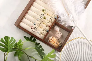 Detailansicht minimalistischer Mond-Stern-Ringe in Gold und Silber mit Muschelperlen
