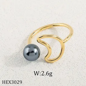 Detail eines 2,6g Goldmond- und Perlenrings mit HEX3029 Gravur auf weißem Grund