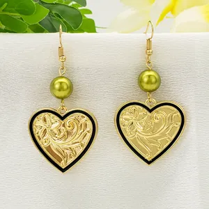 Details von Vintage-Herz-Ohrringen in Gold mit grünen Perlen und Blumen-Gravur
