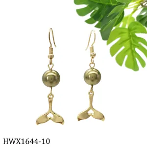 Detailansicht der goldenen Fischschwanz-Ohrhänger mit grüner Perle und Herz-Ausschnitt