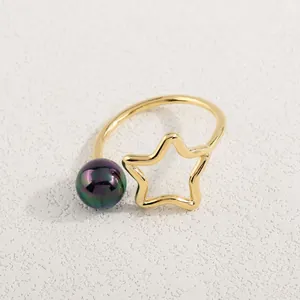 Detail von Stern-Ausschnitt und schillernder Perle auf goldenem verstellbarem Ring
