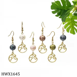 Detailliertes Set geometrischer goldener Perlenohrringe in sechs Farben mit Wellenmuster