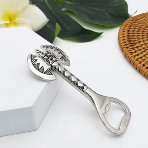Λεπτομέρεια ανοιχτήρι μπουκαλιών σε σχήμα τσεκούρι με vintage γεωμετρικά σχέδια και φινίρισμα