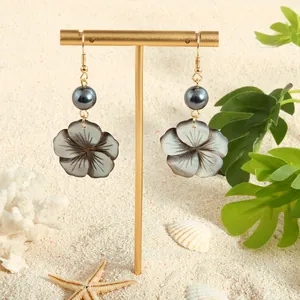 Boucles d'oreilles dorées avec fleur en nacre noire et perles grises éclatantes