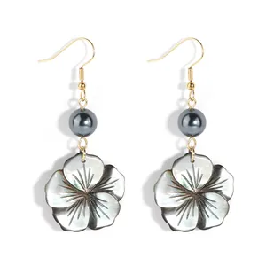 Boucles d'oreilles dorées avec perles gris foncé et pétales de nacre noire irisés