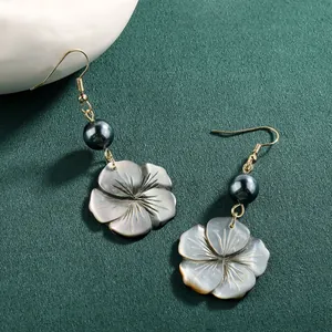 Boucles d'oreilles élégantes en nacre noire avec perles et crochets dorés pour femmes
