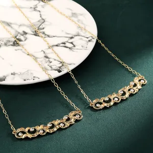 Gouden wijnstok kettingset met holle hangers en glinsterende witte zirkonia steentjes