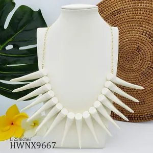 Collier tribal en perles de corne avec chaîne dorée et pendentifs de 25 pouces sur un mannequin