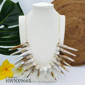 Détail du collier tribal avec pendentifs en corne et chaîne dorée de 25 pouces