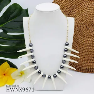 Détail du collier tribal de 25 pouces avec perles et breloques en corne blanche