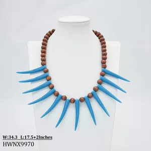 Détail du collier tribal avec pendentifs en corne bleue et perles de bois brun