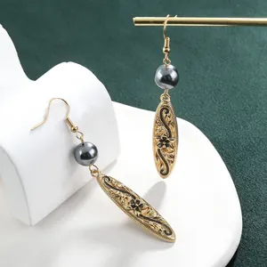 Vintage Ohrhänger mit dunkelgrauen Perlen und goldenen Barock Anhängern mit Gravur
