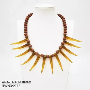 Détail du collier tribal perlé montrant la longueur 17,5+2 pouces et pendentifs ambrés