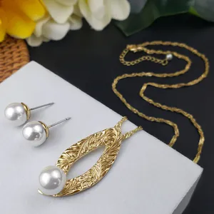 Hawaiiaanse gouden sieradenset met bloemenpatroon, parelketting en bijpassende oorbellen