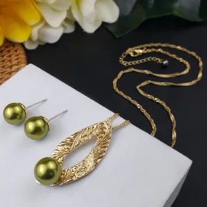 Detailopname van vintage gouden sieradenset met groene parels op een displaystandaard
