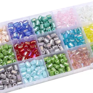 Makroaufnahme von 6x8mm facettierten Glasperlen in einer Box für DIY-Schmuck