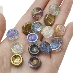 Irisierende Aurora-Glasblumenperlen für DIY-Armbänder zur Größenansicht in der Hand