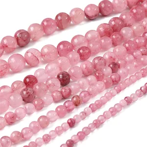 Perle di quarzo fragola rosa per creazione gioielli in varie dimensioni su sfondo bianco