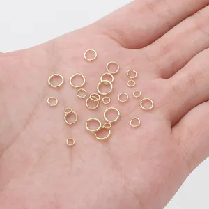 Verschiedene Größen vergoldeter Biegeringe in der Hand für die DIY-Schmuckherstellung