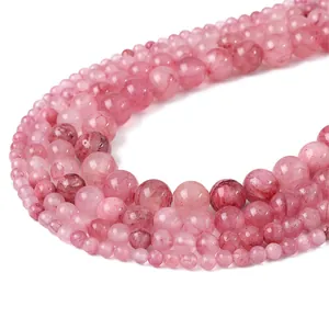 Dettaglio di perle di giada persiana rosa traslucida in varie dimensioni per gioielli