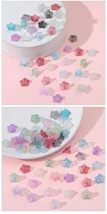 Dettaglio di perline a forma di fiore in acrilico traslucido per creazione di gioielli DIY