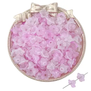 Perle a fiore in acrilico sfumato rosa e viola in un vassoio per gioielli fai-da-te