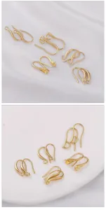 Primer plano de varios ganchos en U bañados en oro de 14K para crear pendientes caseros