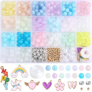Vue macro détaillée du kit de création de bijoux 24 grilles avec perles et pendentifs