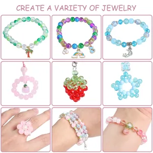 Détails du kit bijoux DIY montrant des bracelets en perles et des pendentifs métalliques