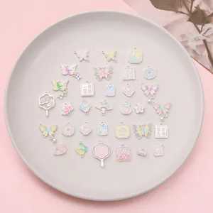 Colgantes de esmalte para bisutería DIY con diseños de mariposas y flores suaves