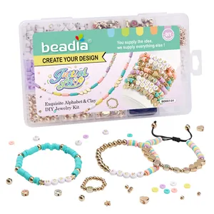 Exquisites 15-Gitter DIY Schmuck-Set mit bunten Tonperlen und Buchstaben für Armbänder