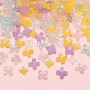 Primer plano de cuentas de resina translúcidas con forma de flor para joyería artesanal